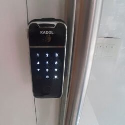 Hình ảnh thực tế khoá cửa kính vân tay Kadol K899 Pro