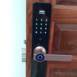 Hoàn thiện thi công khóa vân tay cửa gỗ Kadol FP29