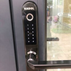 Lắp đặt khóa vân tay cửa nhôm Kadol KD 900 màu đen