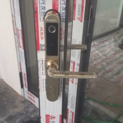 Lắp đặt khóa vân tay cửa nhôm Kadol KD 900 màu vàng