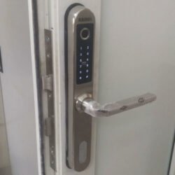 Lắp đặt khóa vân tay cửa nhôm Kadol KD 900 màu bạc