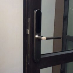 Lắp đặt khóa vân tay cửa sắt Kadol KD 300 màu đen