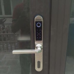 Lắp đặt khóa vân tay cửa nhôm KD 800 màu bạc