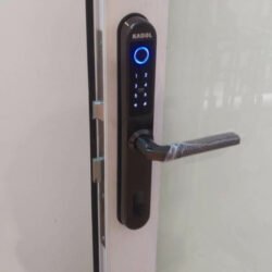 Thực tế khóa vân tay cửa nhôm Kadol 800 màu đen