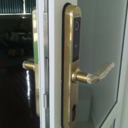 Sử dụng khóa vân tay cửa nhôm Kadol KD 800