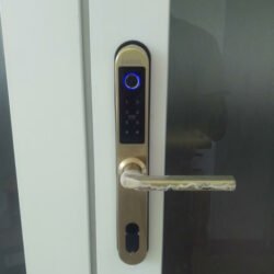 Lắp đặt khóa vân tay cửa nhôm KD 800 màu vàng