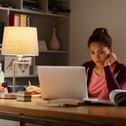 Bóng đèn thông minh Philips Hue White Ambiance E27 lắp bàn làm việc