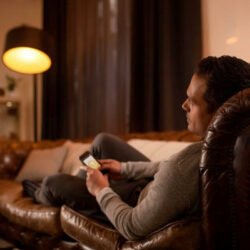 Bóng đèn thông minh Philips Hue White Ambiance E27 lắp tại phòng khách