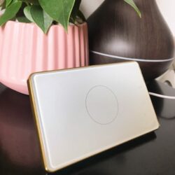 Công tắc đèn thông minh Qsmart trắng viền vàng 1 nút