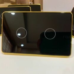 Công tắc đèn thông minh Qsmart đen viền vàng 2 nút