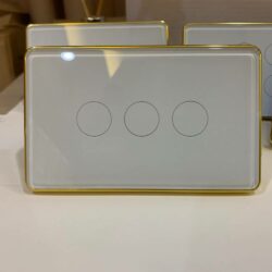 Công tắc đèn thông minh Qsmart trắng viền vàng 3 nút