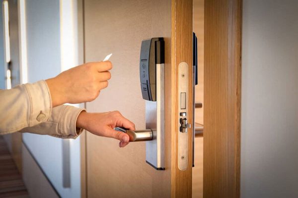Khóa cửa từ cũng rất được ưa chuộng
